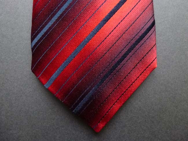 Battisti Tie: Shades of red with black stripes, pure silk