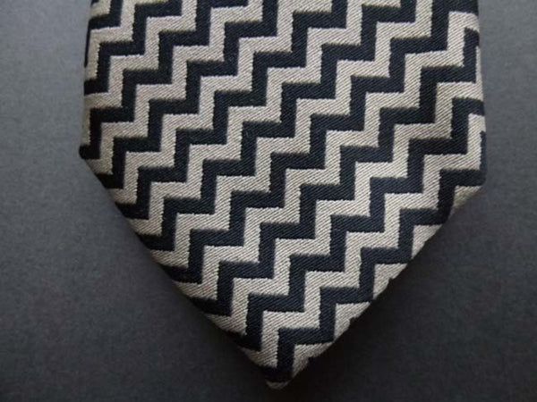 Battisti Tie: Beige & black zigzag pattern, pure silk