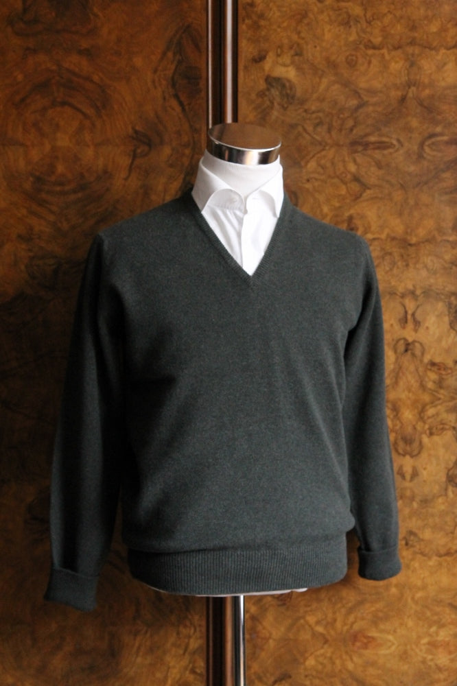 The Wardrobe Sweater Dark Green heather, v-neck, pure lambswool